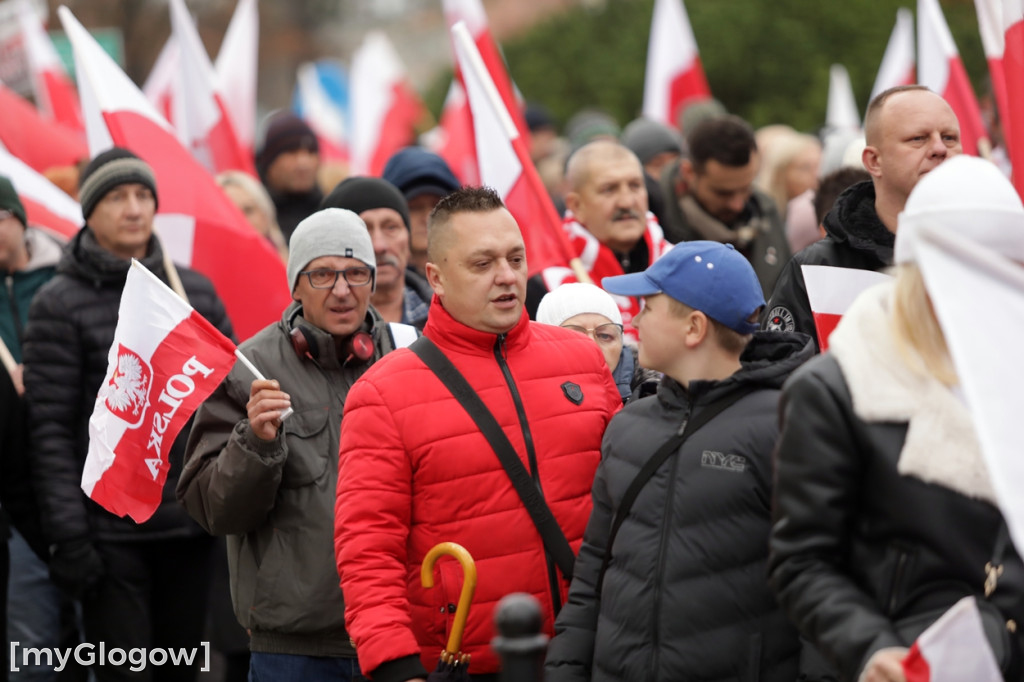 Cześć i chwała bohaterom! Tłum poszedł z flagami