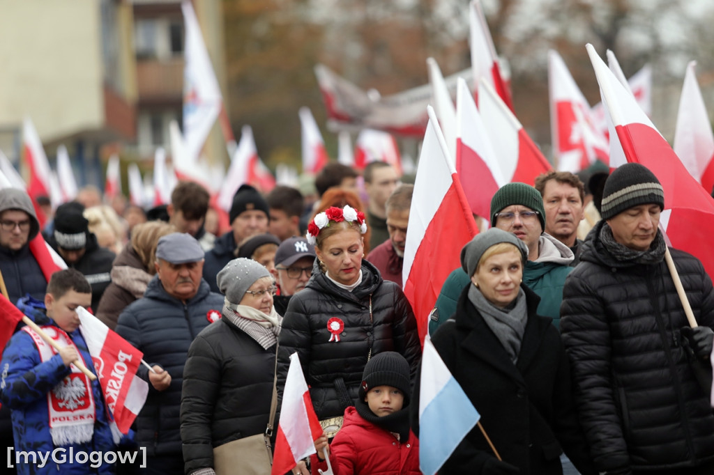 Cześć i chwała bohaterom! Tłum poszedł z flagami