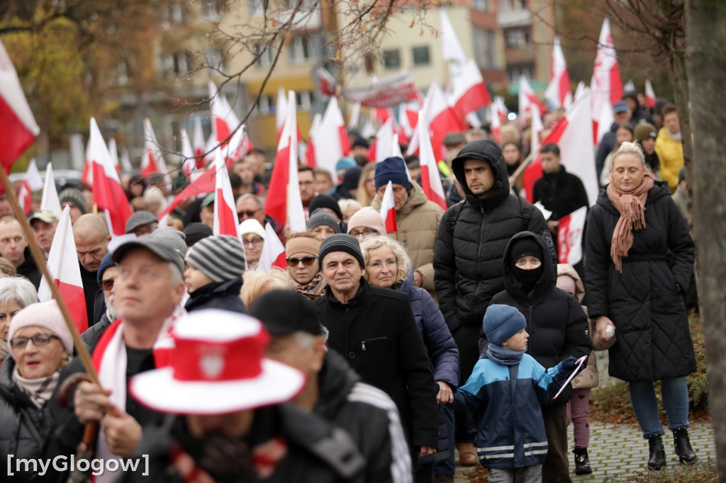 Cześć i chwała bohaterom! Tłum poszedł z flagami