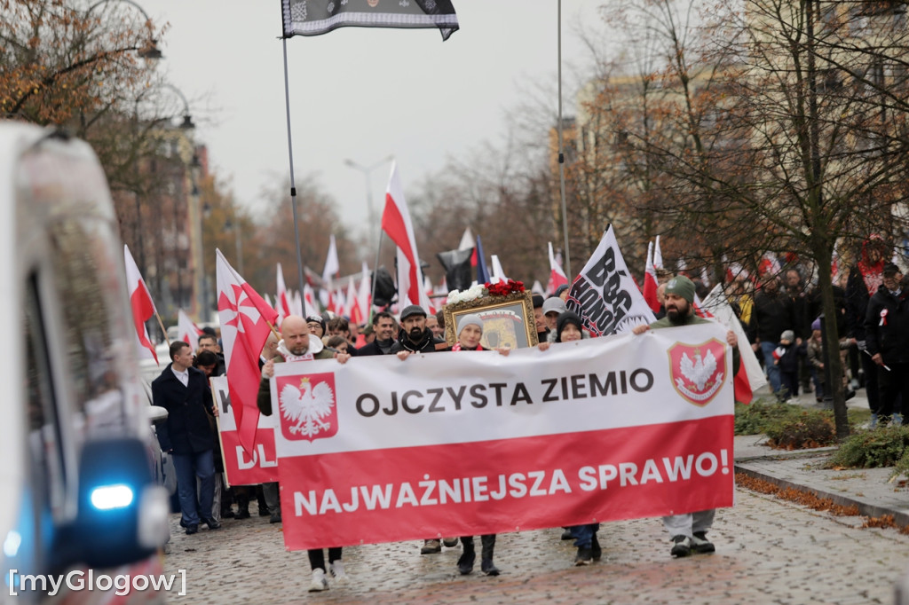 Cześć i chwała bohaterom! Tłum poszedł z flagami