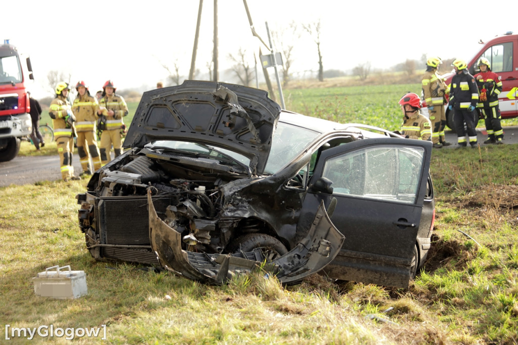 Wypadek na skrzyżowaniu. Trzy osoby poszkodowane
