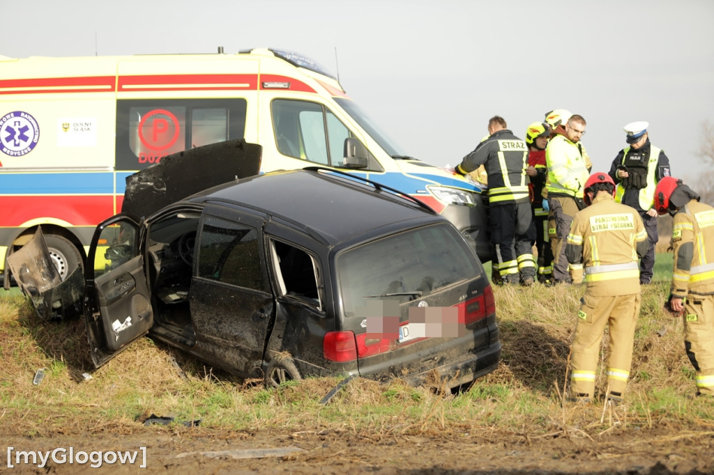 Wypadek na skrzyżowaniu. Trzy osoby poszkodowane
