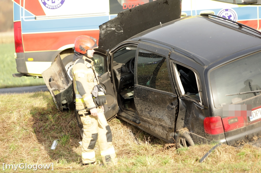 Wypadek na skrzyżowaniu. Trzy osoby poszkodowane