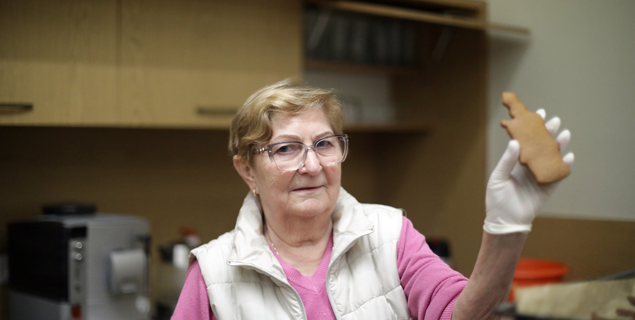 Pieką pyszne pierniki na święto parafii