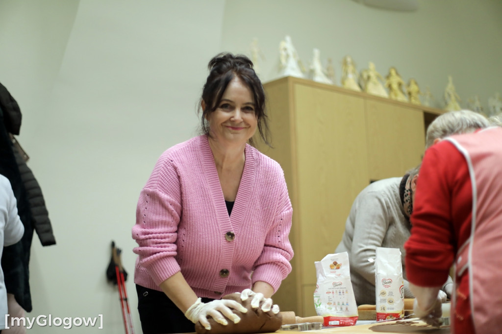 Pieką pyszne pierniki na święto parafii