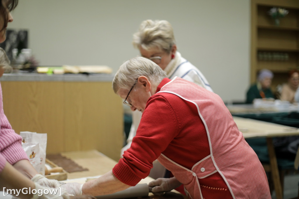 Pieką pyszne pierniki na święto parafii