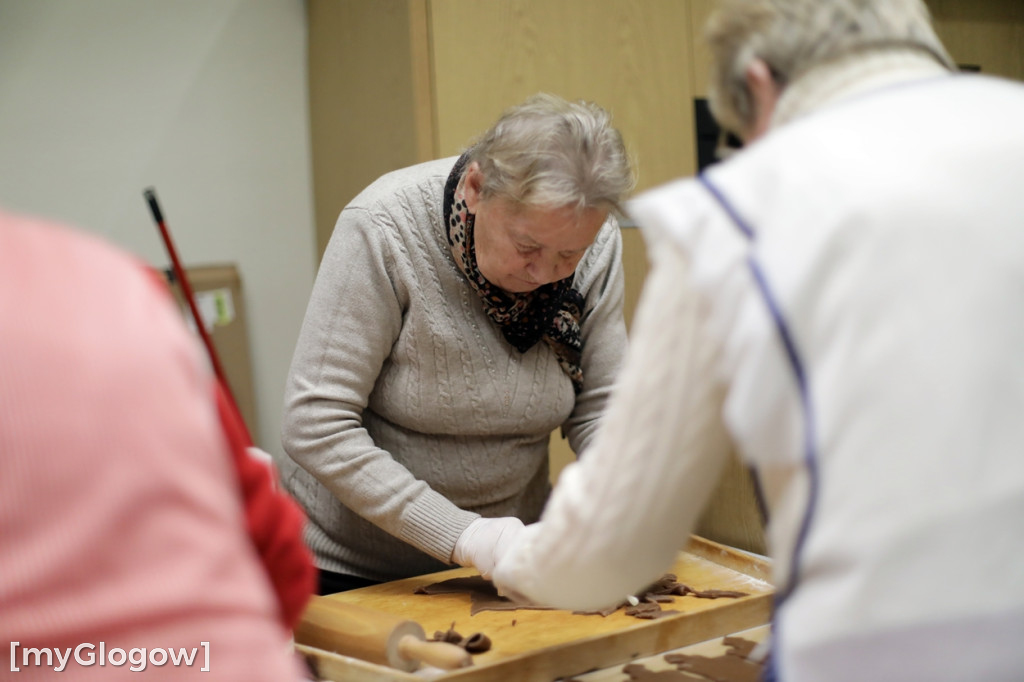 Pieką pyszne pierniki na święto parafii