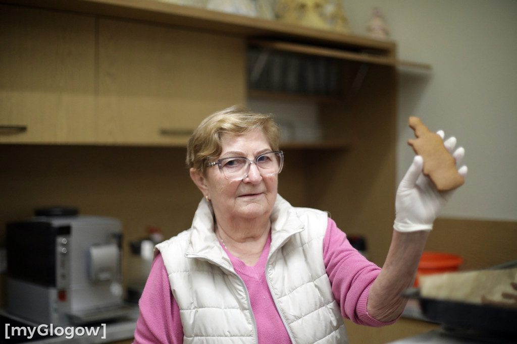 Pieką pyszne pierniki na święto parafii