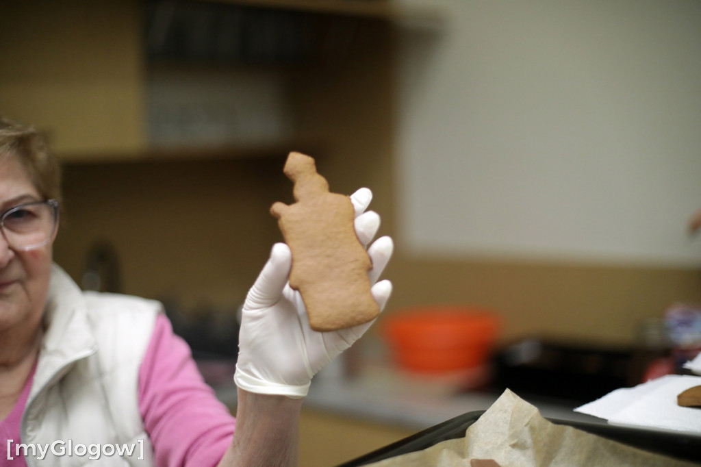 Pieką pyszne pierniki na święto parafii