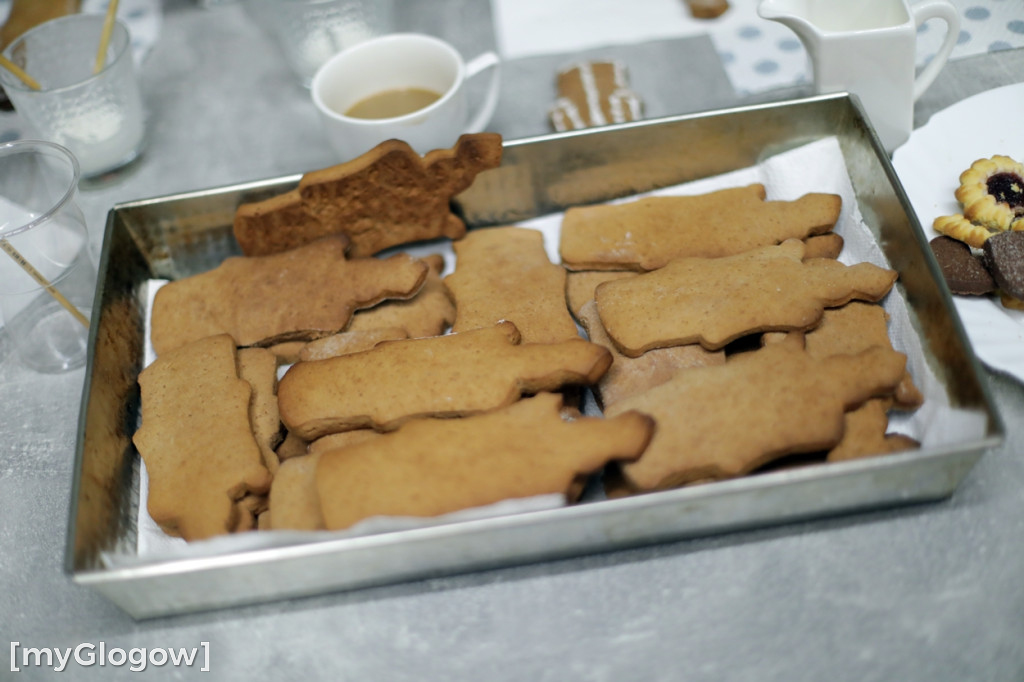 Pieką pyszne pierniki na święto parafii