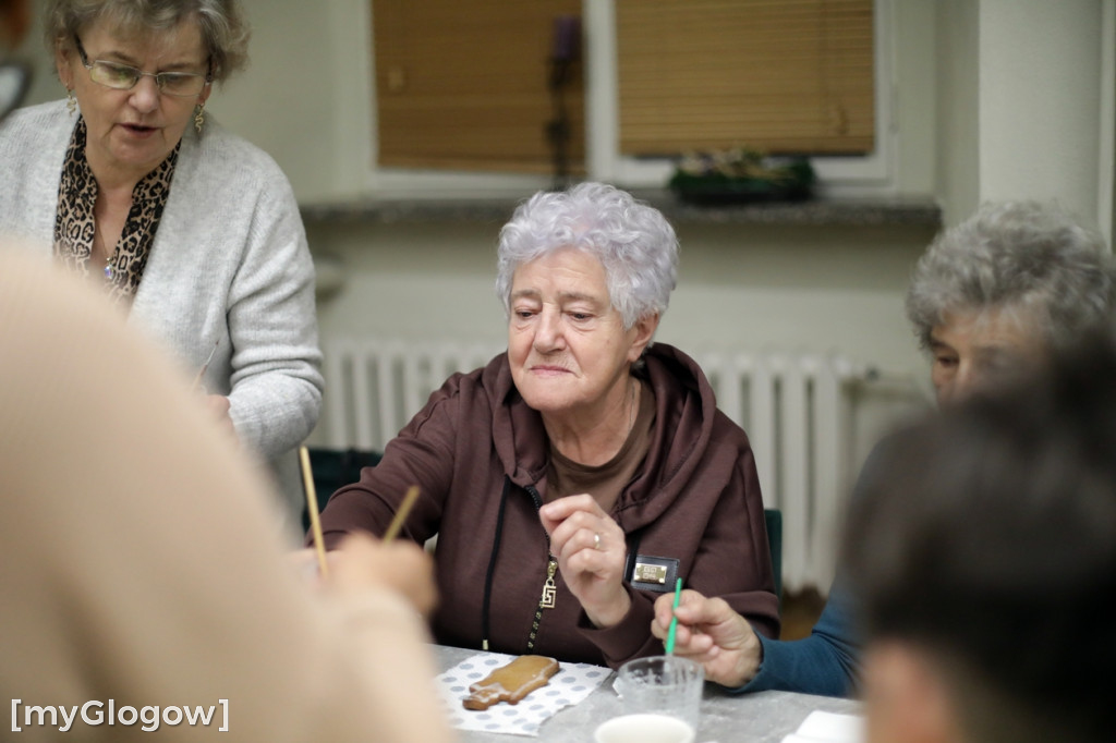 Pieką pyszne pierniki na święto parafii