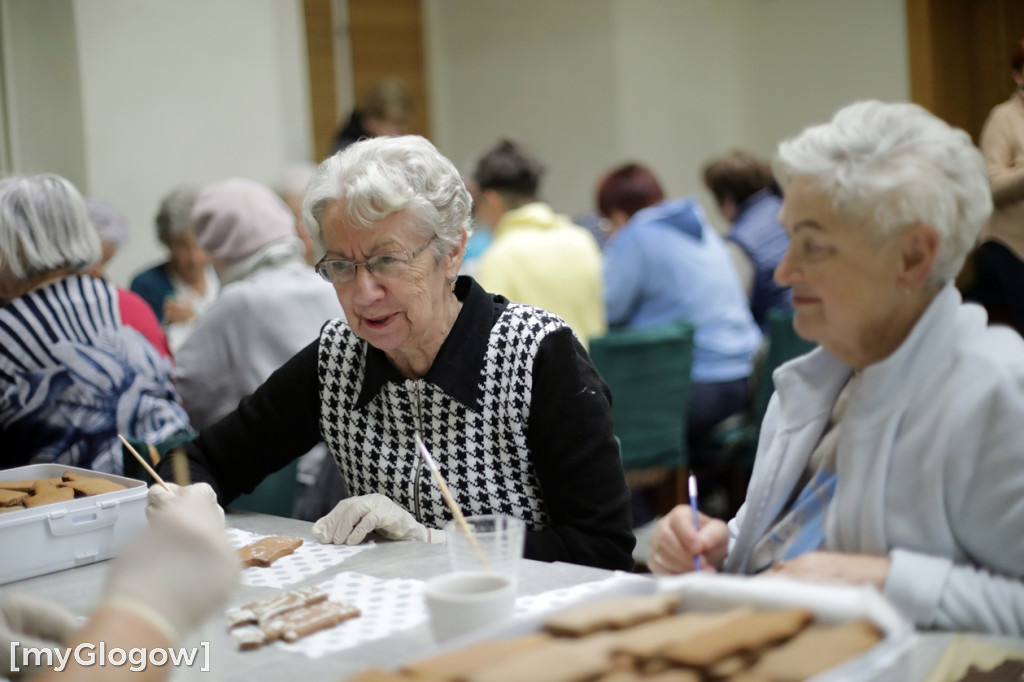 Pieką pyszne pierniki na święto parafii