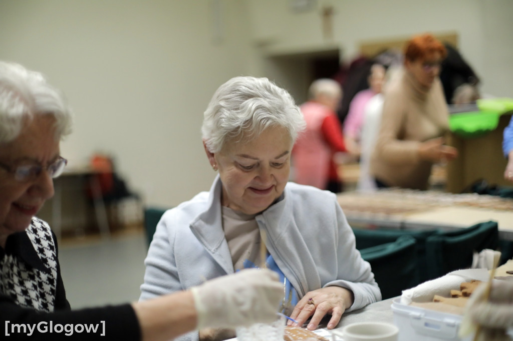 Pieką pyszne pierniki na święto parafii