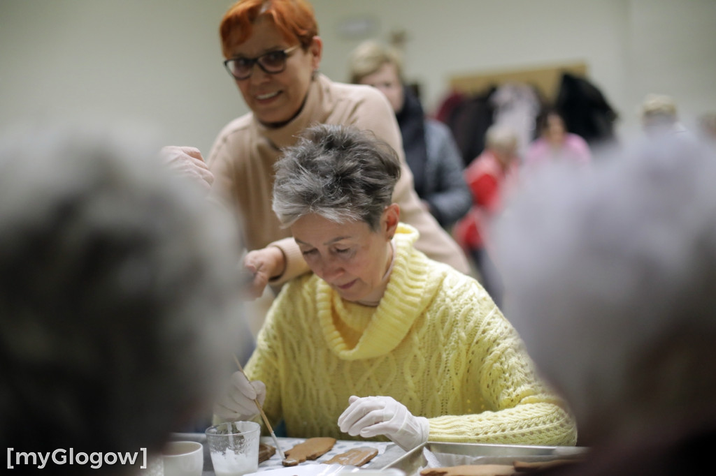 Pieką pyszne pierniki na święto parafii