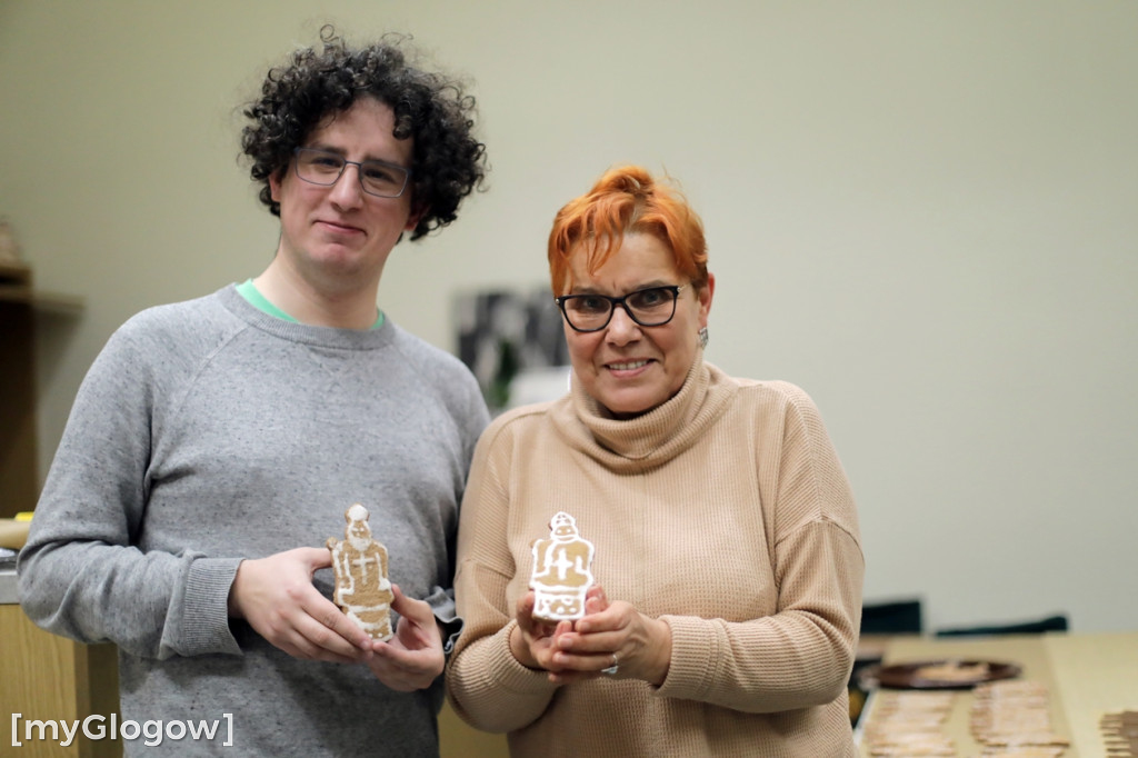 Pieką pyszne pierniki na święto parafii