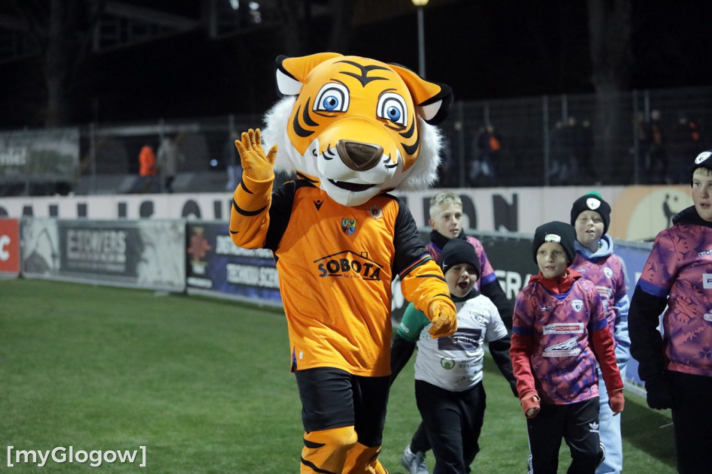 Kibice na stadionie, Chrobry w gazie