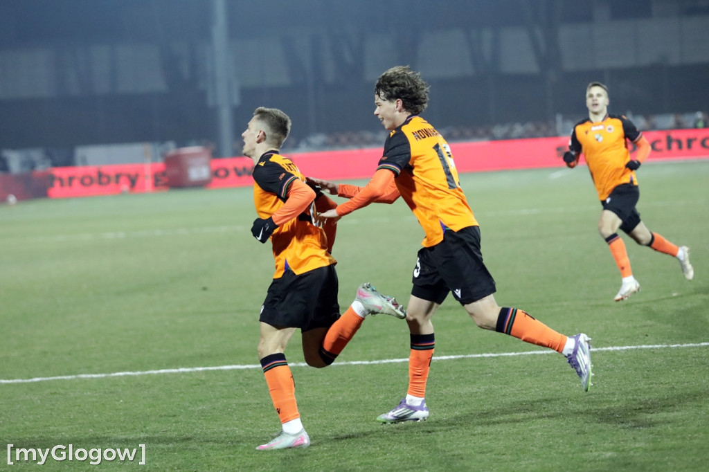 Kibice na stadionie, Chrobry w gazie