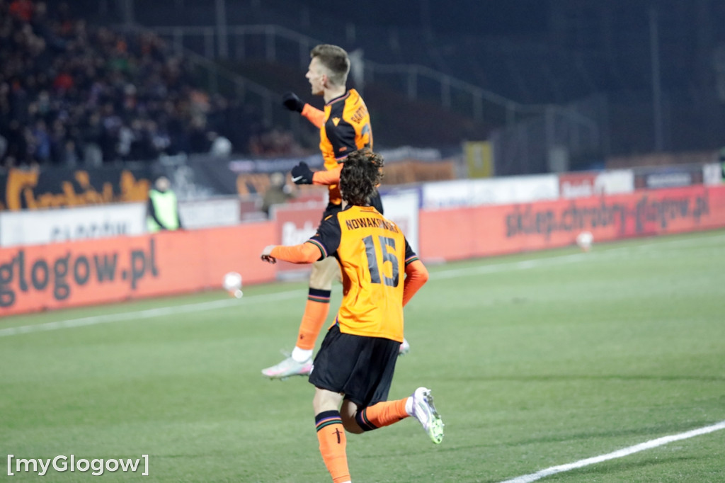 Kibice na stadionie, Chrobry w gazie