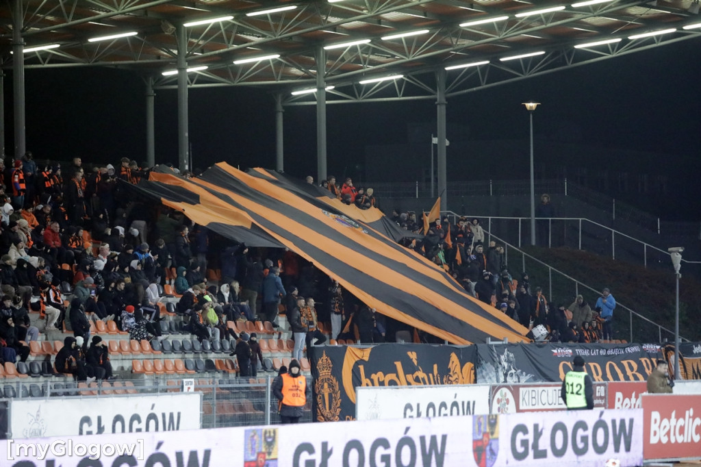 Kibice na stadionie, Chrobry w gazie