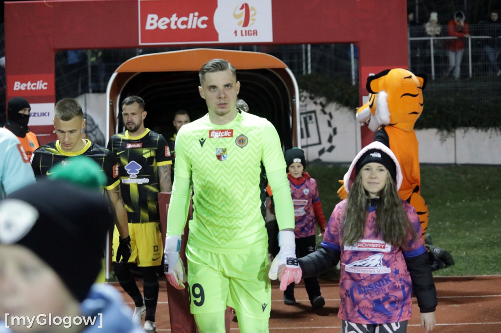 Kibice na stadionie, Chrobry w gazie