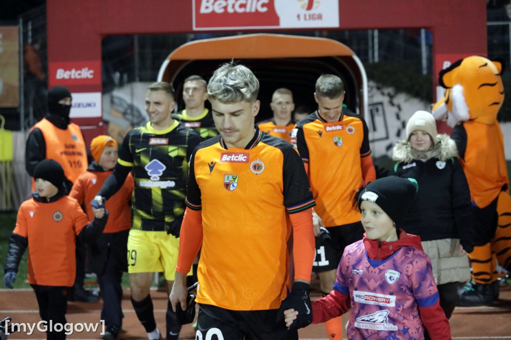 Kibice na stadionie, Chrobry w gazie