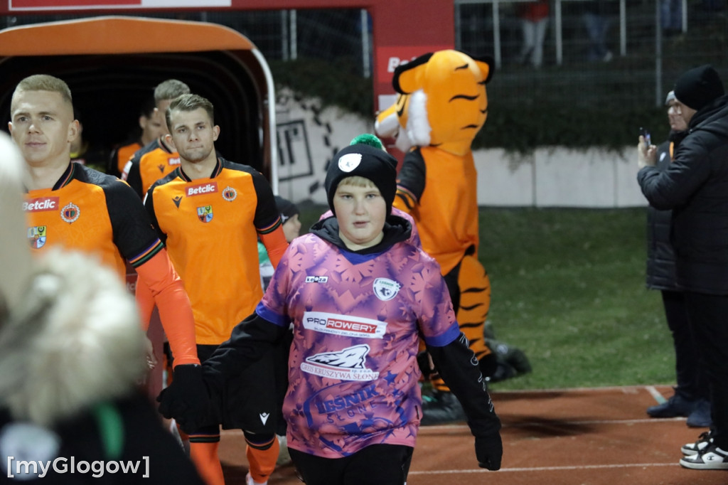 Kibice na stadionie, Chrobry w gazie