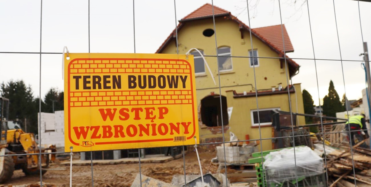 Kontenery i budowa urzędu w Radwanicach