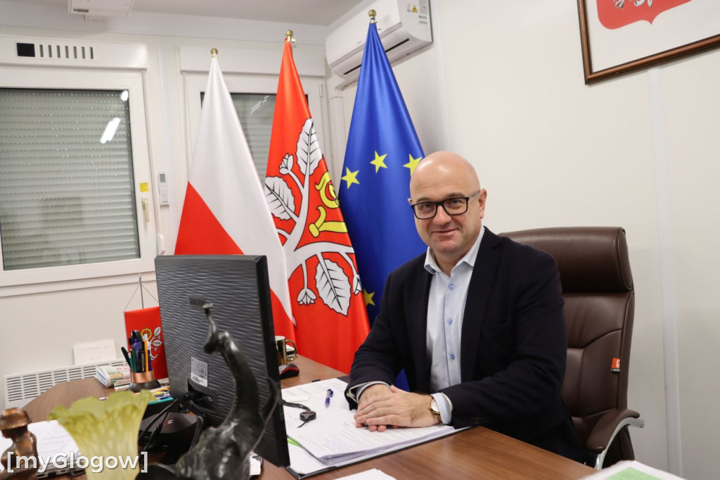 Kontenery i budowa urzędu w Radwanicach