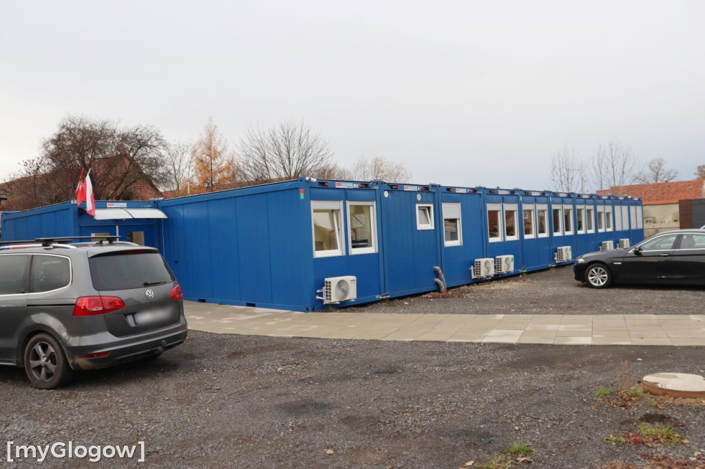 Kontenery i budowa urzędu w Radwanicach