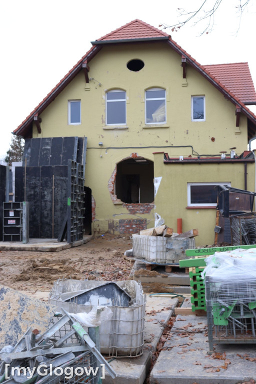 Kontenery i budowa urzędu w Radwanicach