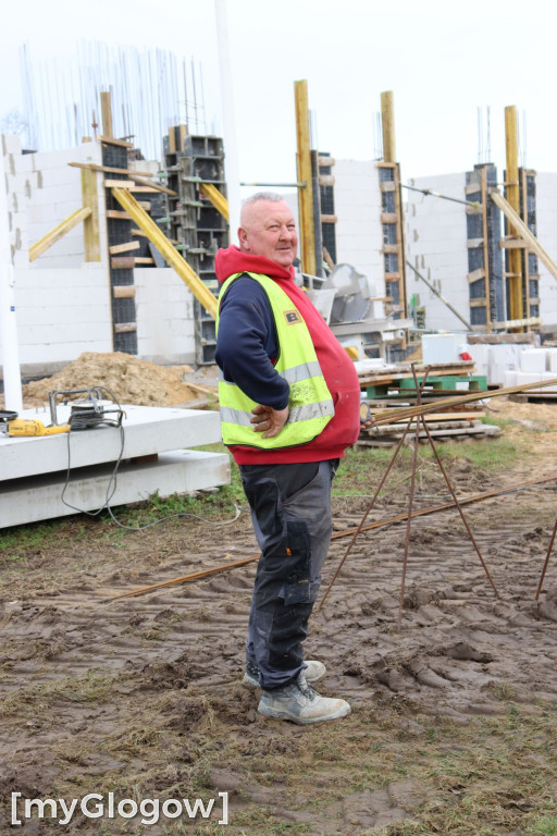 Kontenery i budowa urzędu w Radwanicach