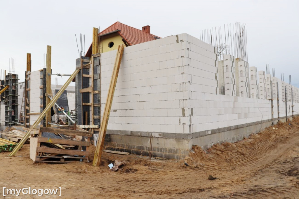 Kontenery i budowa urzędu w Radwanicach