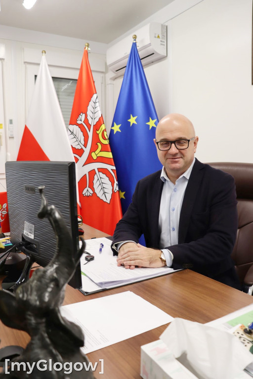 Kontenery i budowa urzędu w Radwanicach