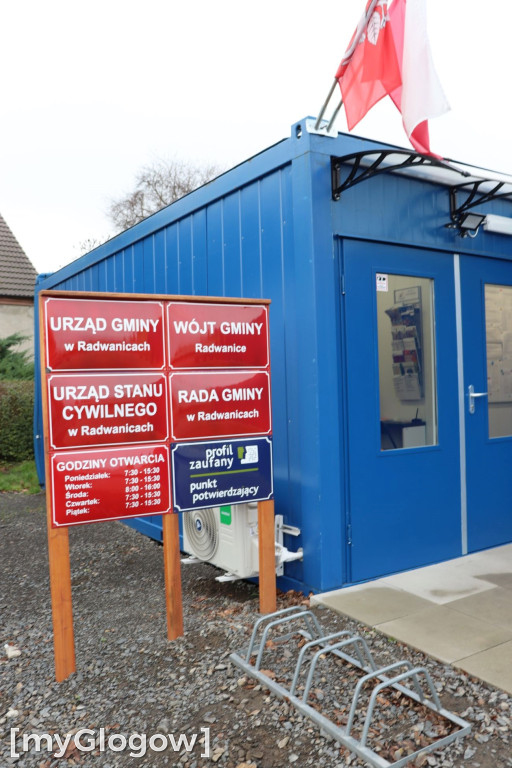 Kontenery i budowa urzędu w Radwanicach