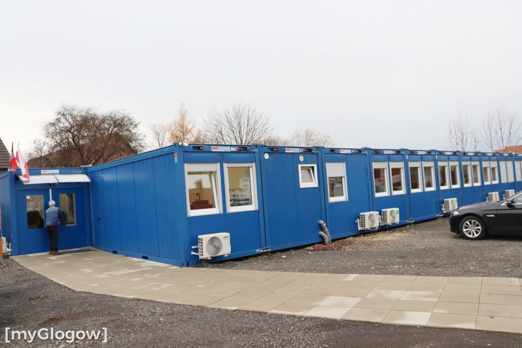 Kontenery i budowa urzędu w Radwanicach
