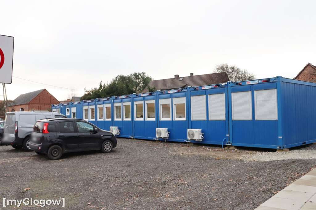 Kontenery i budowa urzędu w Radwanicach