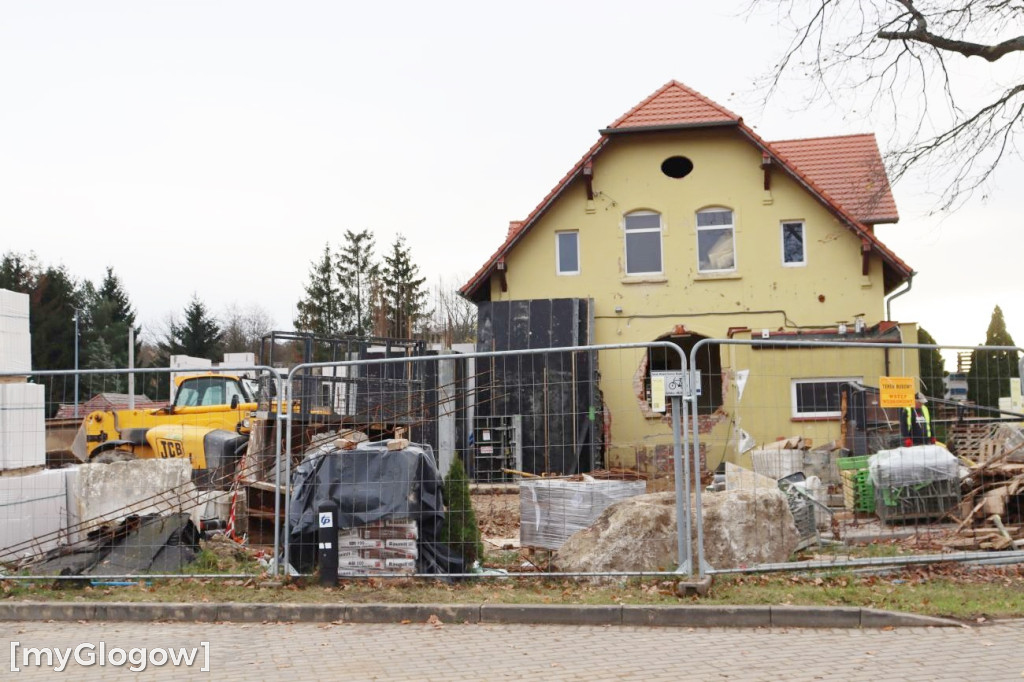 Kontenery i budowa urzędu w Radwanicach