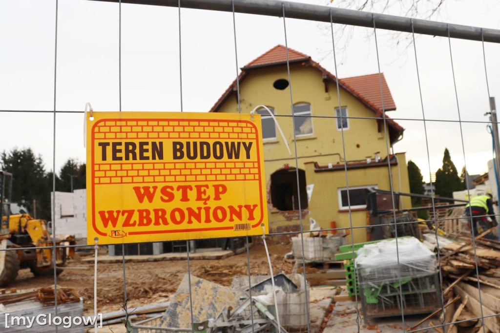 Kontenery i budowa urzędu w Radwanicach