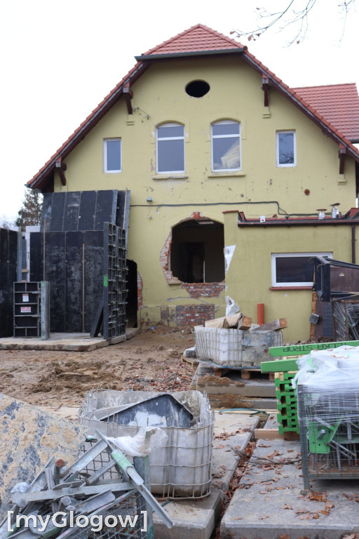 Kontenery i budowa urzędu w Radwanicach