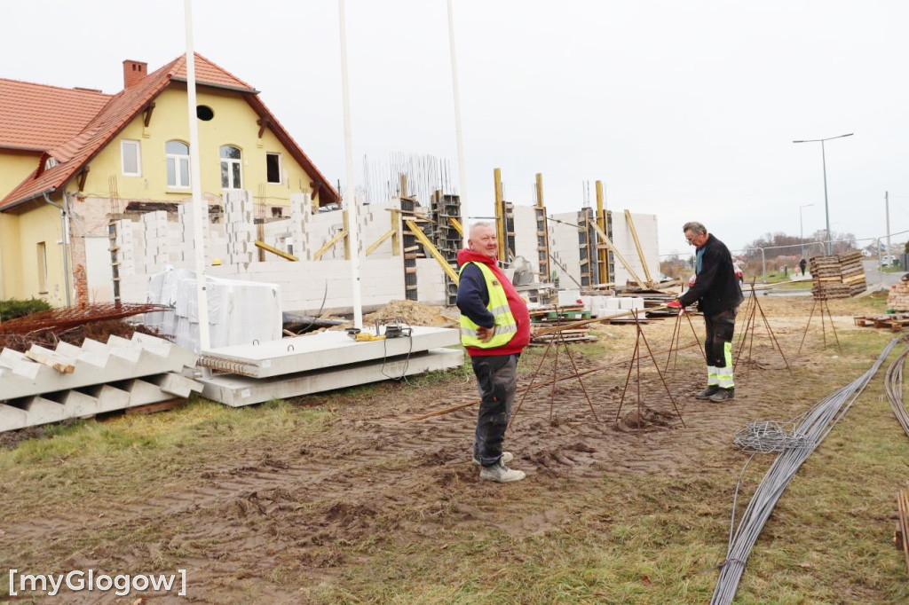 Kontenery i budowa urzędu w Radwanicach