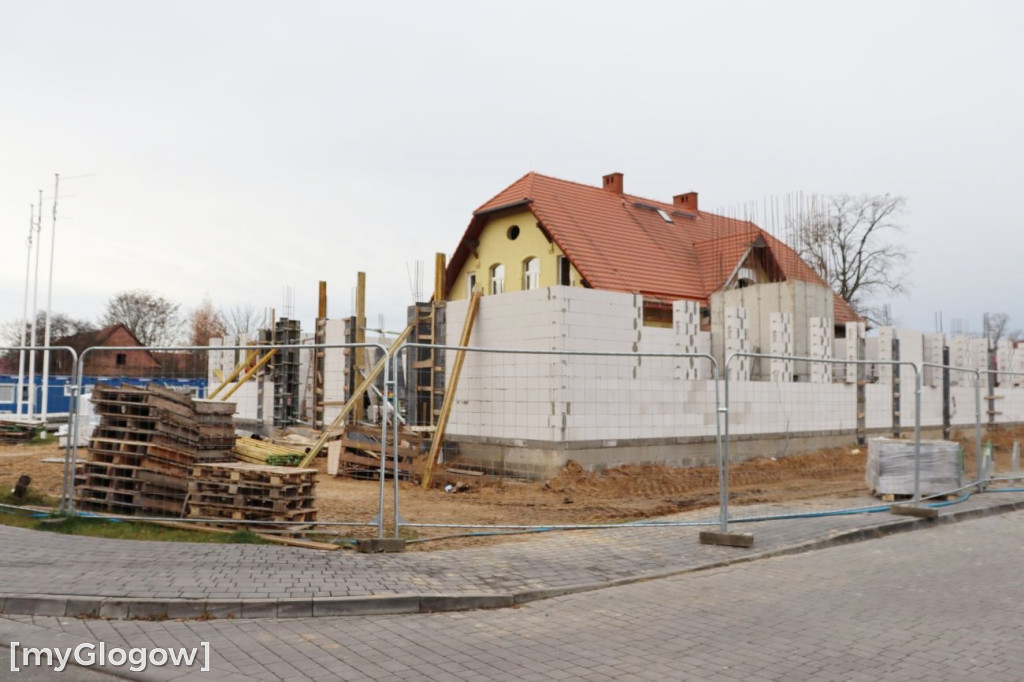Kontenery i budowa urzędu w Radwanicach