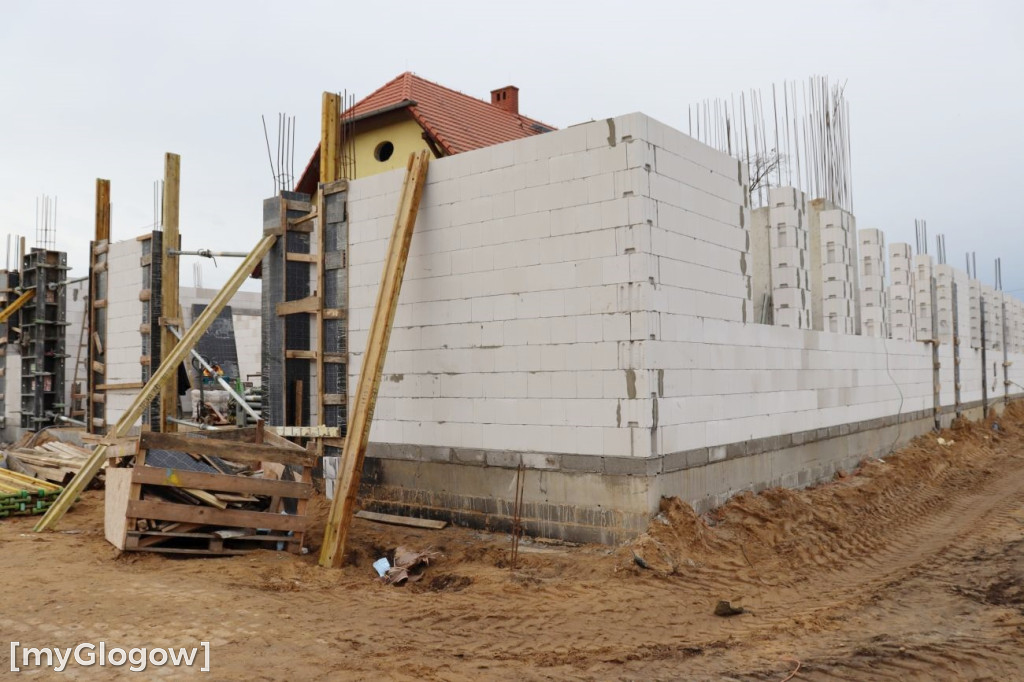Kontenery i budowa urzędu w Radwanicach