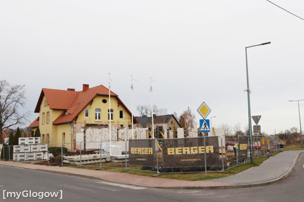 Kontenery i budowa urzędu w Radwanicach