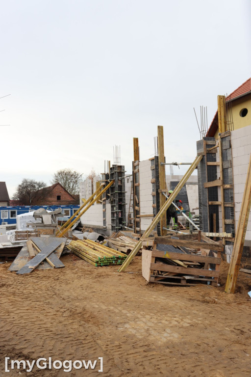 Kontenery i budowa urzędu w Radwanicach