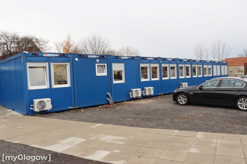 Kontenery i budowa urzędu w Radwanicach