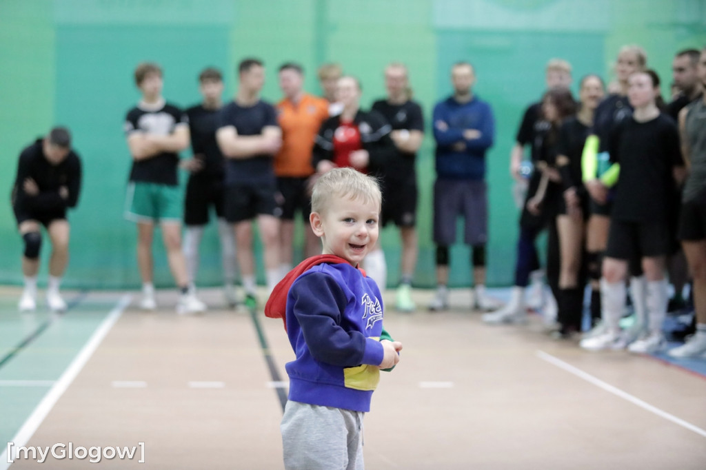 W Głogowie grają w siatkówkę i pomagają