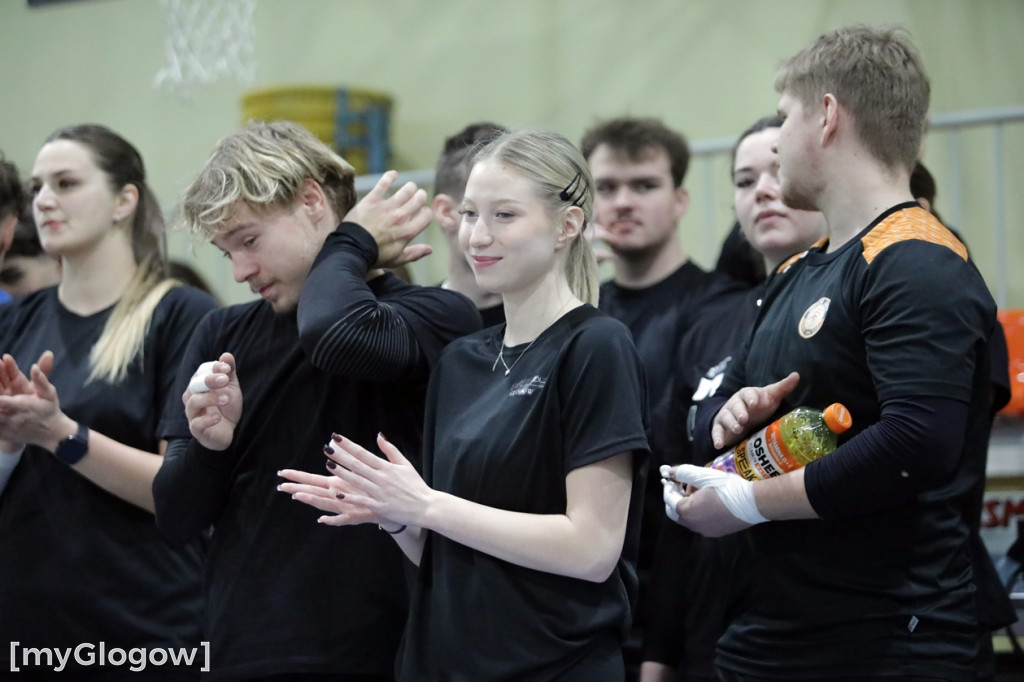 W Głogowie grają w siatkówkę i pomagają
