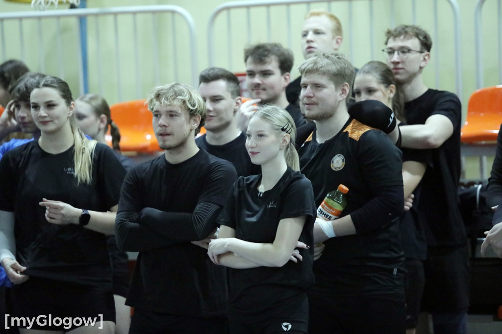 W Głogowie grają w siatkówkę i pomagają