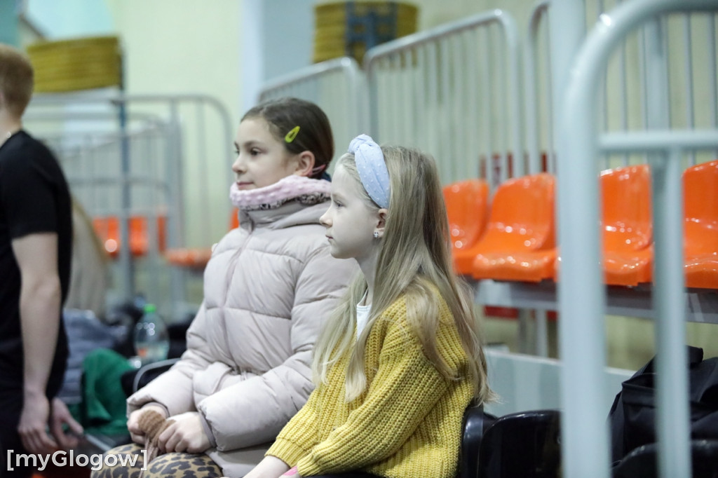 W Głogowie grają w siatkówkę i pomagają