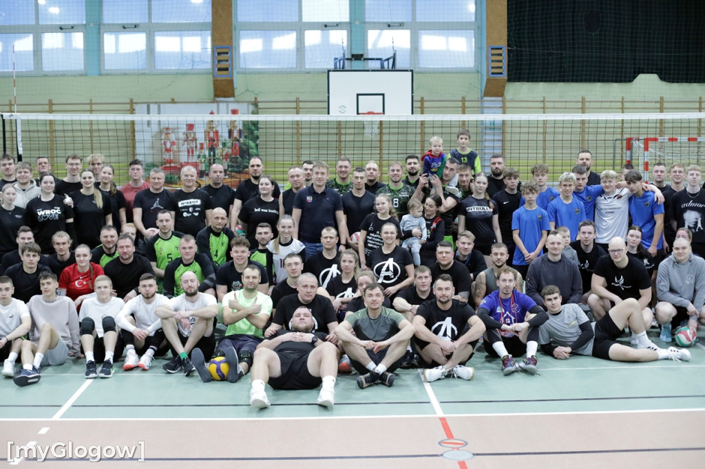 W Głogowie grają w siatkówkę i pomagają